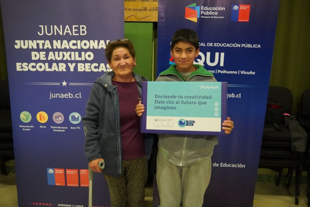 Estudiantes de séptimo básico recibiendo computadores portátiles del programa Becas TIC en Vicuña