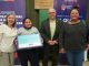 Estudiantes de séptimo básico recibiendo computadores portátiles del programa Becas TIC en Vicuña