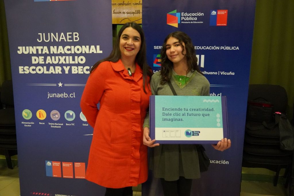 Estudiantes de séptimo básico recibiendo computadores portátiles del programa Becas TIC en Vicuña