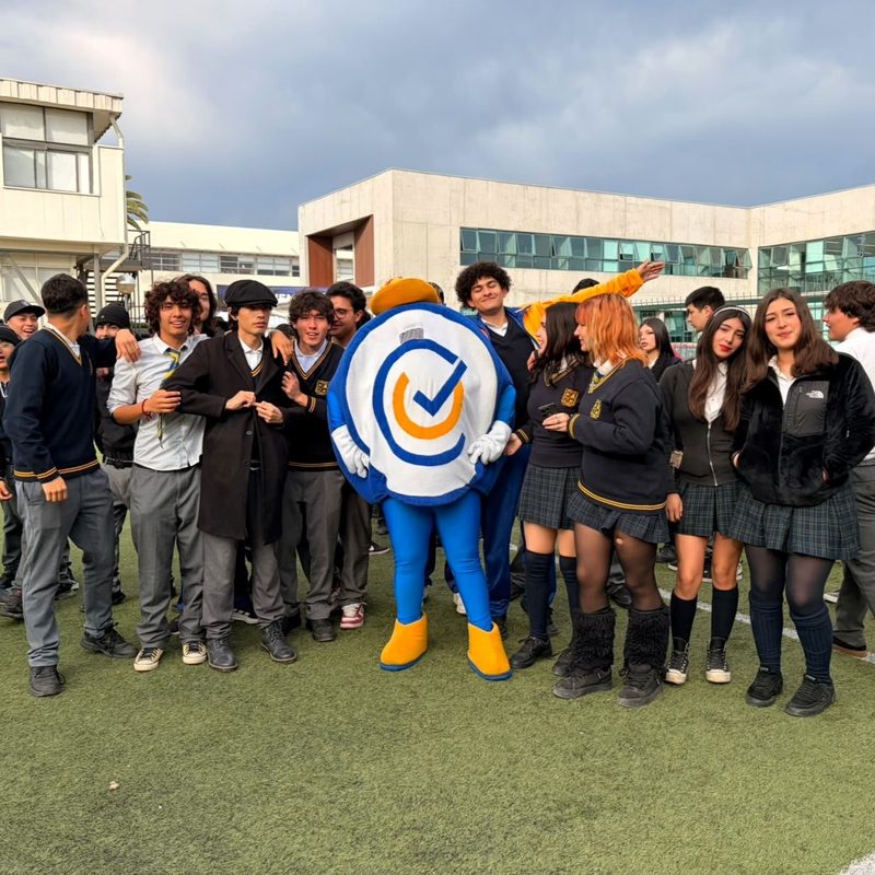 Estudiantes recorriendo las instalaciones y talleres tecnológicos de la Expo CEDUC UCN en la sede de Coquimbo.