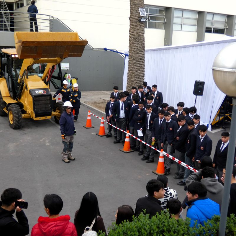 Estudiantes recorriendo las instalaciones y talleres tecnológicos de la Expo CEDUC UCN en la sede de Coquimbo.