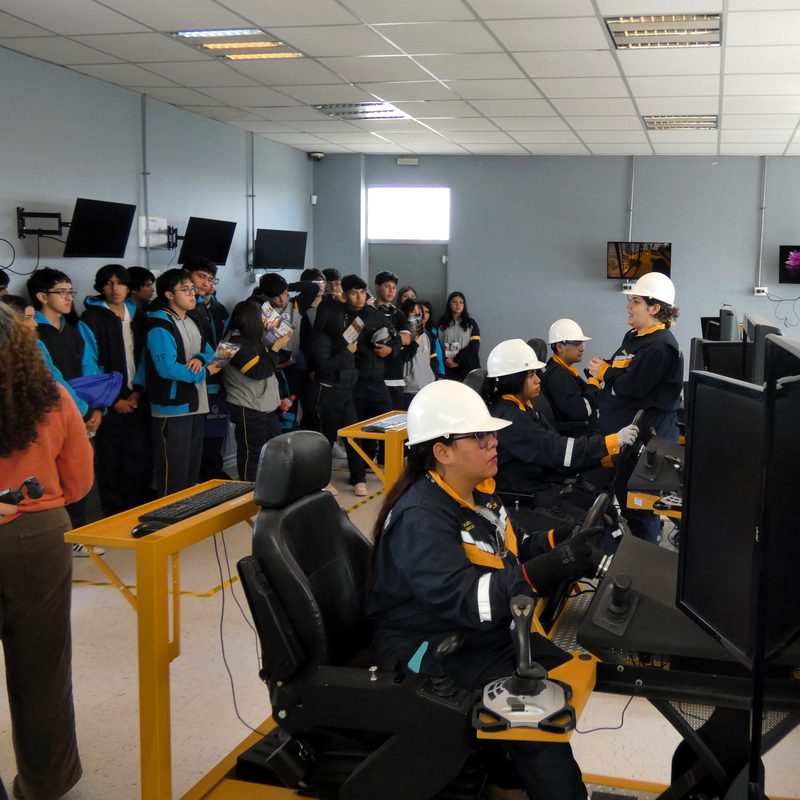 Estudiantes recorriendo las instalaciones y talleres tecnológicos de la Expo CEDUC UCN en la sede de Coquimbo.