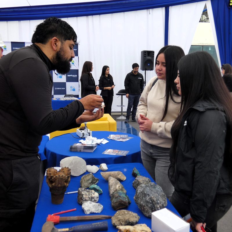 Estudiantes recorriendo las instalaciones y talleres tecnológicos de la Expo CEDUC UCN en la sede de Coquimbo.