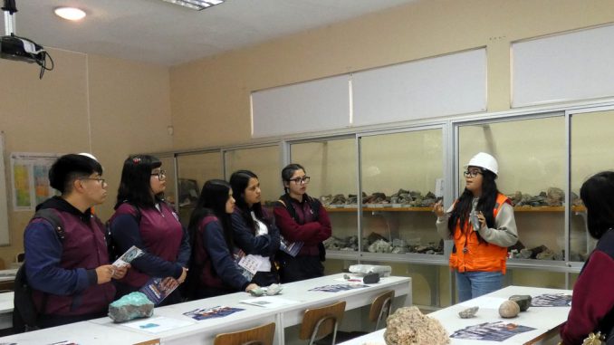 Estudiantes recorriendo las instalaciones y talleres tecnológicos de la Expo CEDUC UCN en la sede de Coquimbo.
