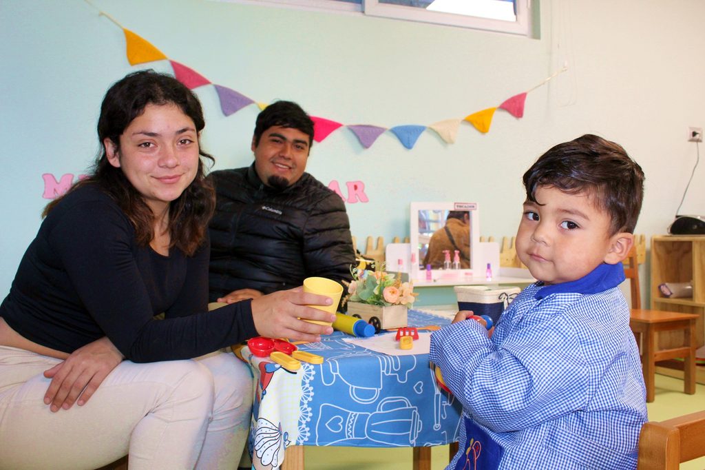 Familia interactuando en un centro de educación parvularia de Fundación Integra en la Región de Coquimbo.