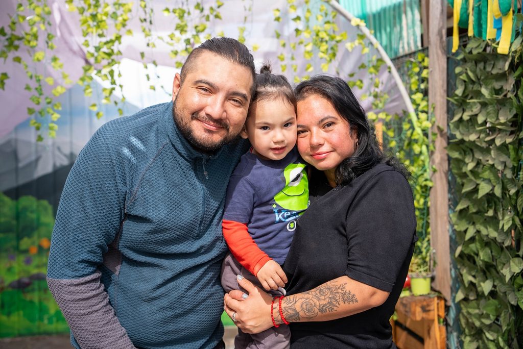 Familia interactuando en un centro de educación parvularia de Fundación Integra en la Región de Coquimbo.