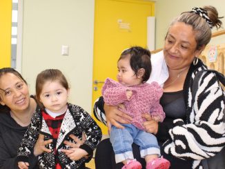Familia interactuando en un centro de educación parvularia de Fundación Integra en la Región de Coquimbo.