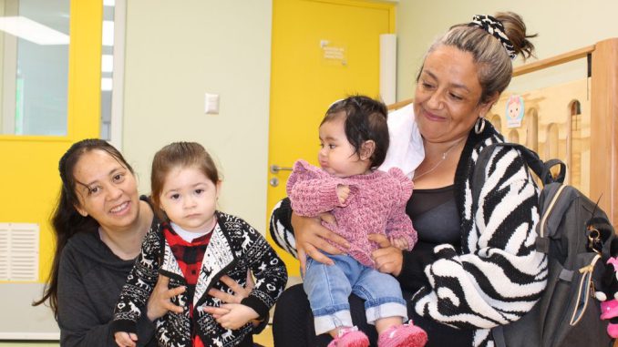 Familia interactuando en un centro de educación parvularia de Fundación Integra en la Región de Coquimbo.