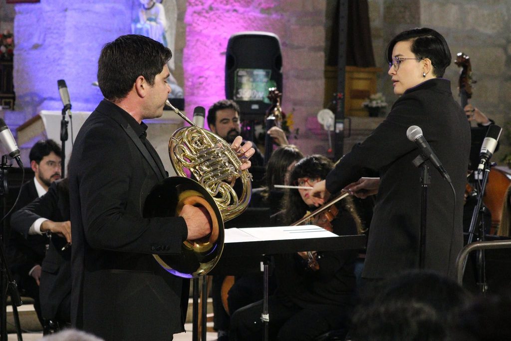 El cornista Gerson Pierotti y la directora Tatiana Pérez-Hernández durante el concierto de aniversario de la OSULS
