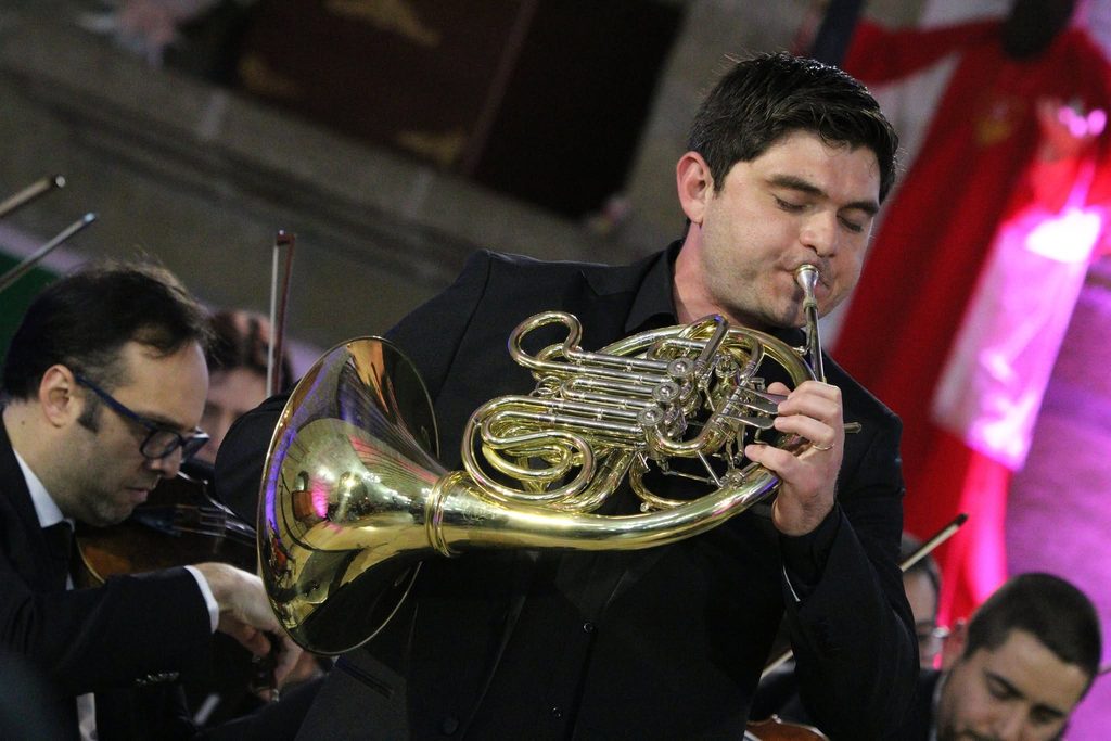 El cornista Gerson Pierotti y la directora Tatiana Pérez-Hernández durante el concierto de aniversario de la OSULS