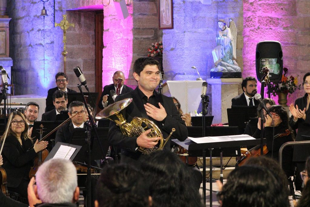 El cornista Gerson Pierotti y la directora Tatiana Pérez-Hernández durante el concierto de aniversario de la OSULS