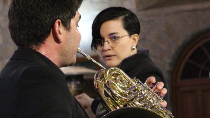 El cornista Gerson Pierotti y la directora Tatiana Pérez-Hernández durante el concierto de aniversario de la OSULS