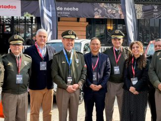 Ejecutivos de Gildemeister entregan llaves de camionetas JAC T8 Pro a autoridades de Bomberos de Chile en la feria FIBOM 2026.