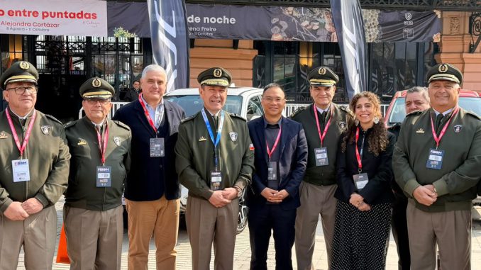 Ejecutivos de Gildemeister entregan llaves de camionetas JAC T8 Pro a autoridades de Bomberos de Chile en la feria FIBOM 2026.