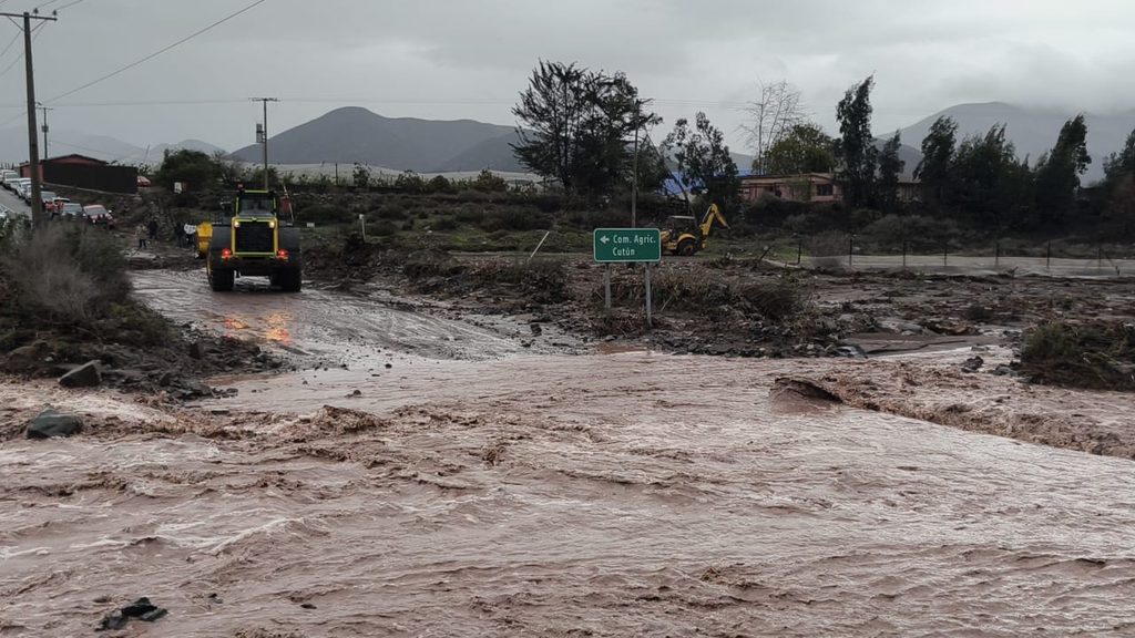 Personal de emergencia coordinando labores preventivas en una quebrada ante riesgo de lluvias en Coquimbo.