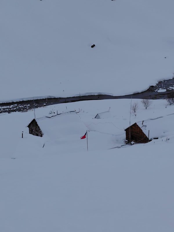 Helicóptero de Carabineros de Chile realizando labores de rescate en zona cordillerana nevada