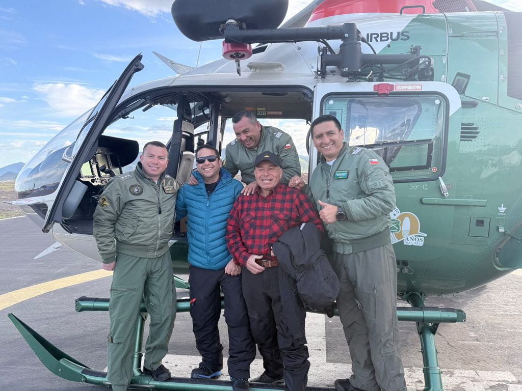 Helicóptero de Carabineros de Chile realizando labores de rescate en zona cordillerana nevada
