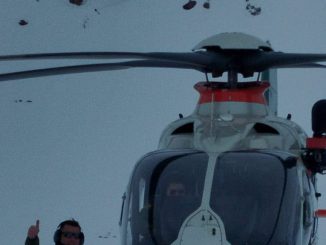 Helicóptero de Carabineros de Chile realizando labores de rescate en zona cordillerana nevada