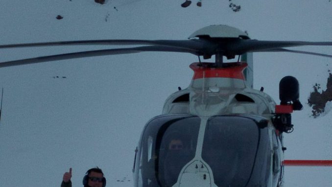Helicóptero de Carabineros de Chile realizando labores de rescate en zona cordillerana nevada