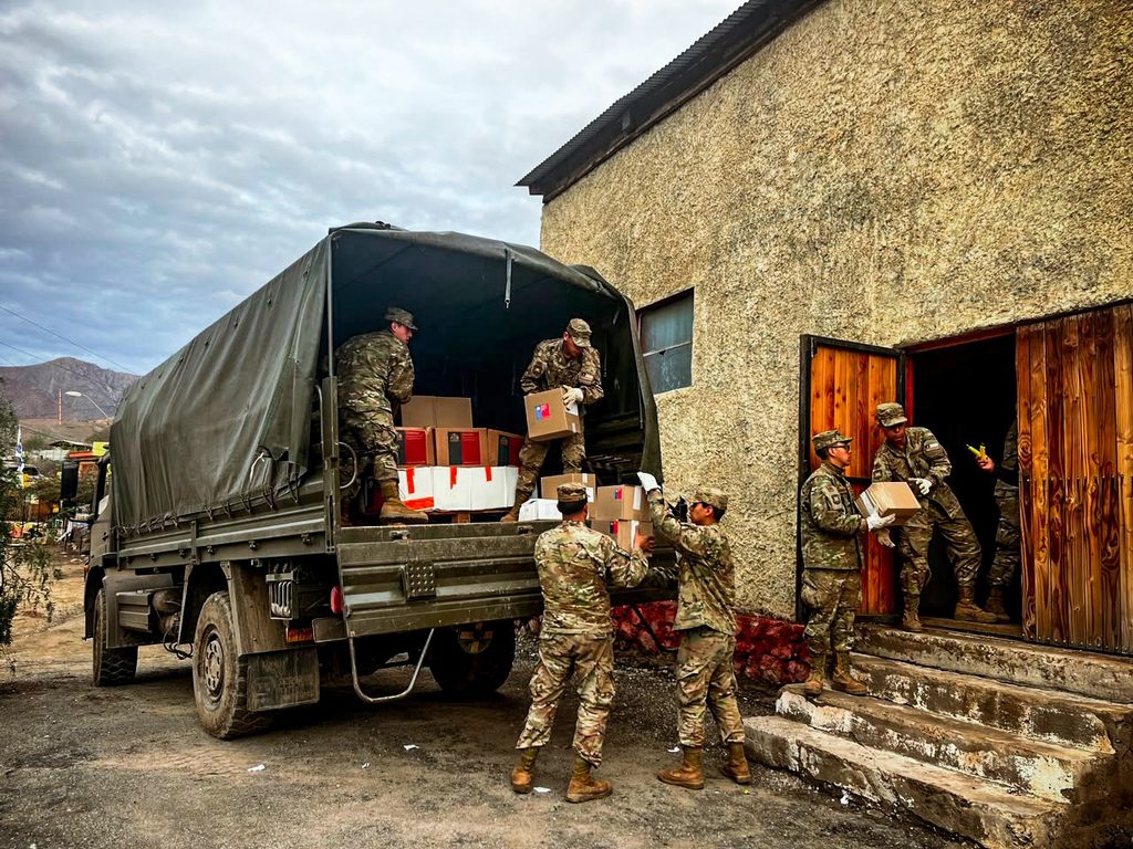 Personal del Gobierno y organismos de emergencia distribuyendo insumos y ayuda humanitaria en la Región de Coquimbo
