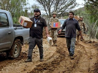 Personal del Gobierno y organismos de emergencia distribuyendo insumos y ayuda humanitaria en la Región de Coquimbo