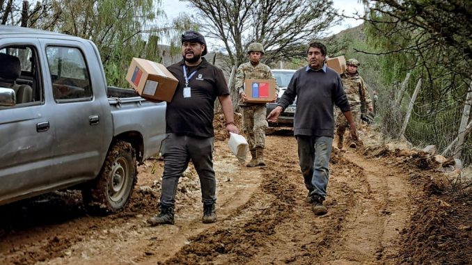 Personal del Gobierno y organismos de emergencia distribuyendo insumos y ayuda humanitaria en la Región de Coquimbo