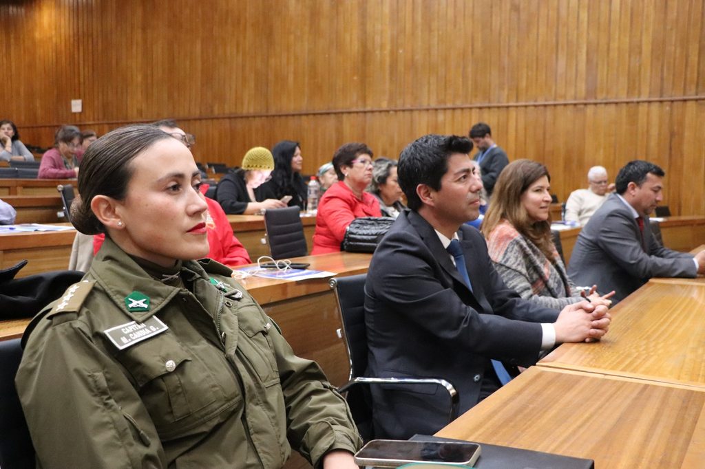 Autoridades de Gobierno dialogando con dirigentes sociales en la Región de Coquimbo sobre seguridad