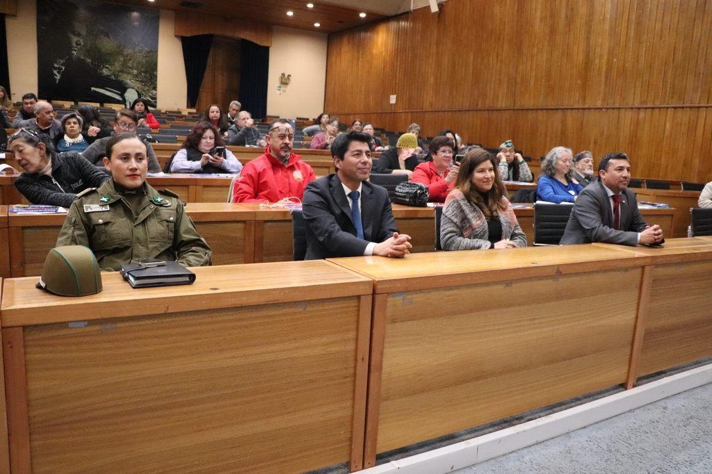 Autoridades de Gobierno dialogando con dirigentes sociales en la Región de Coquimbo sobre seguridad