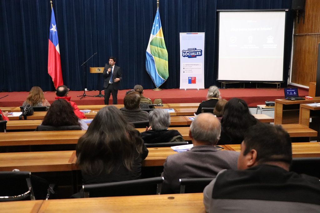 Autoridades de Gobierno dialogando con dirigentes sociales en la Región de Coquimbo sobre seguridad