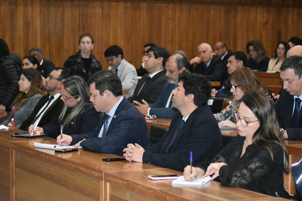Delegado Presidencial y autoridades regionales trabajando en la planificación de la recuperación de Coquimbo