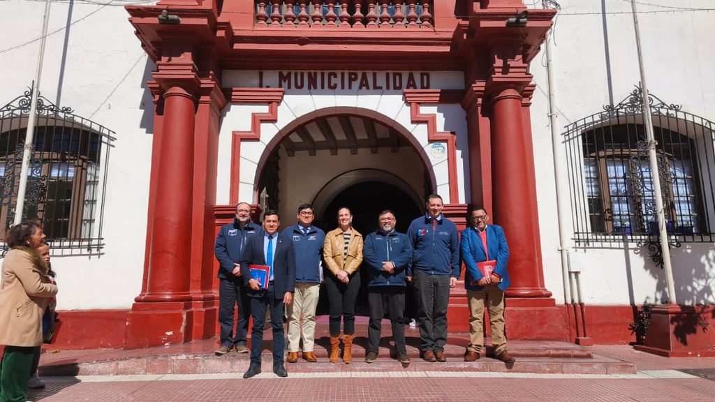 Autoridades revisando las labores de reconstrucción tras el temporal en La Serena