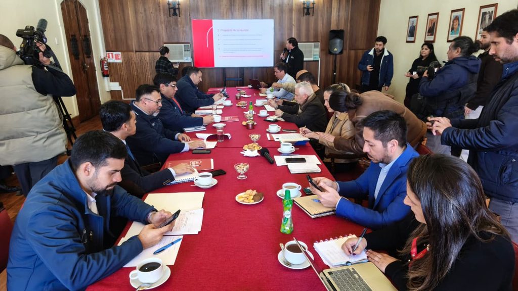 Autoridades revisando las labores de reconstrucción tras el temporal en La Serena