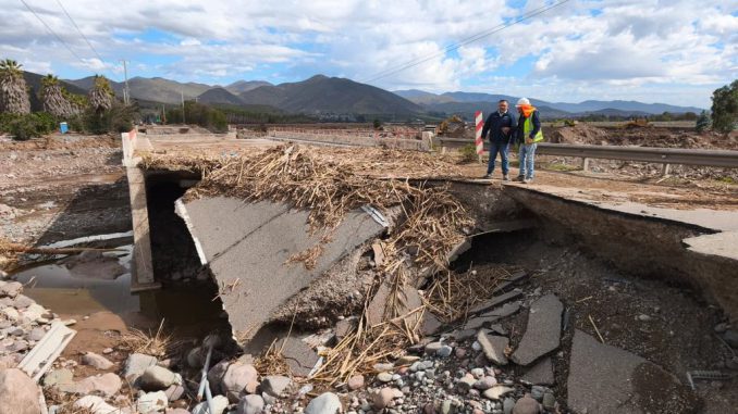Autoridades revisando las labores de reconstrucción tras el temporal en La Serena