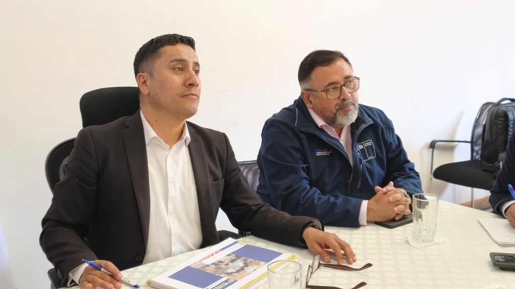 Autoridades revisan el socavón en la ruta de Monte Grande tras las lluvias en Paihuano