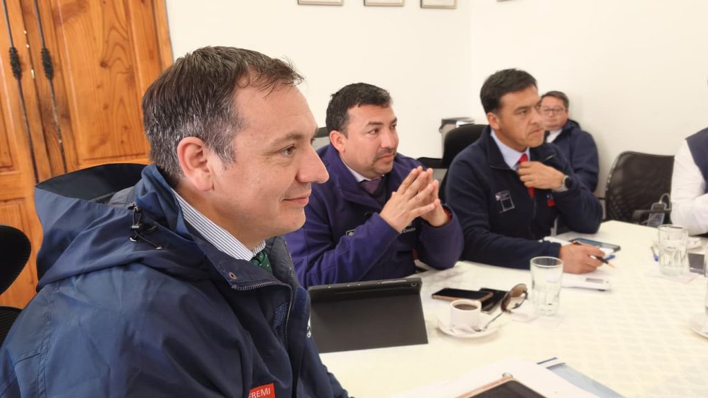 Autoridades revisan el socavón en la ruta de Monte Grande tras las lluvias en Paihuano