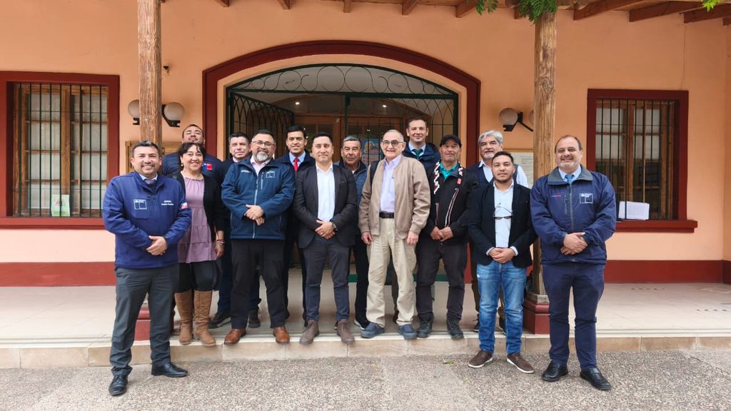 Autoridades revisan el socavón en la ruta de Monte Grande tras las lluvias en Paihuano