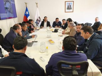 Autoridades revisan el socavón en la ruta de Monte Grande tras las lluvias en Paihuano