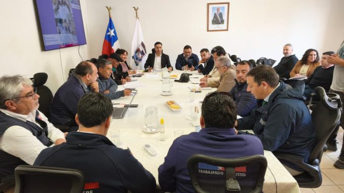 Autoridades revisan el socavón en la ruta de Monte Grande tras las lluvias en Paihuano