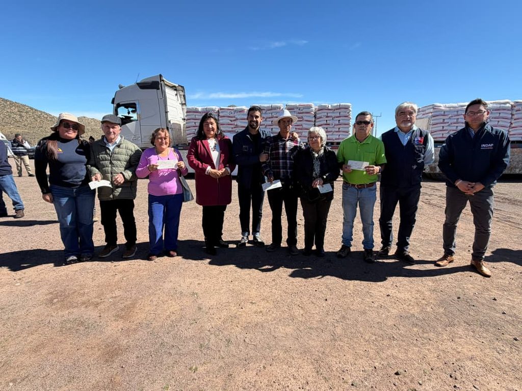 Crianceros de Combarbalá recibiendo sacos de alimento para ganado caprino de INDAP
