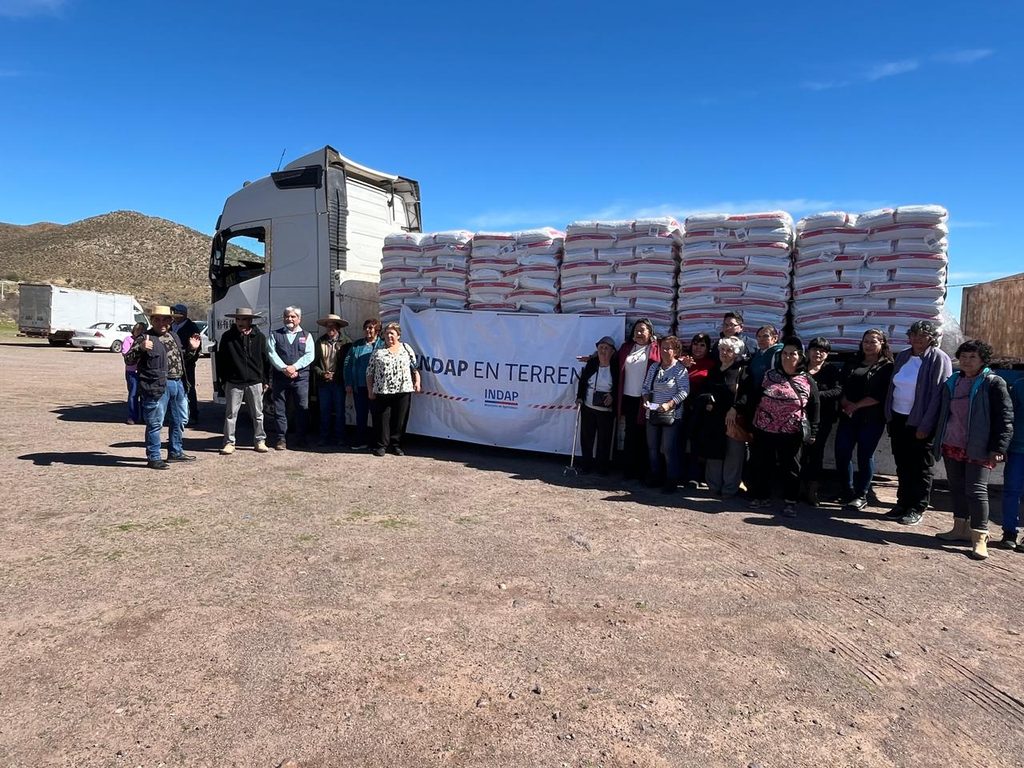Crianceros de Combarbalá recibiendo sacos de alimento para ganado caprino de INDAP