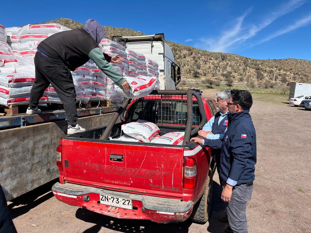 Crianceros de Combarbalá recibiendo sacos de alimento para ganado caprino de INDAP