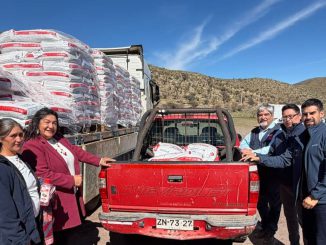 Crianceros de Combarbalá recibiendo sacos de alimento para ganado caprino de INDAP