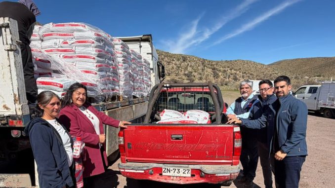 Crianceros de Combarbalá recibiendo sacos de alimento para ganado caprino de INDAP