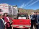 Crianceros de Combarbalá recibiendo sacos de alimento para ganado caprino de INDAP