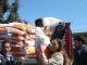 Productores caprinos de La Serena recibiendo sacos de alimento para su ganado entregados por INDAP.