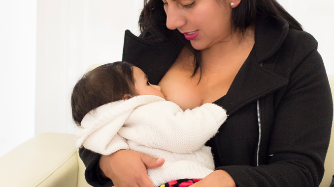 Madre amamantando a su bebé en un entorno acogedor de un jardín infantil JUNJI