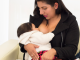 Madre amamantando a su bebé en un entorno acogedor de un jardín infantil JUNJI