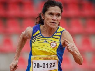 Sara Montecinos celebrando su victoria en el Mundial de Atletismo Máster tras ganar los 200 metros.