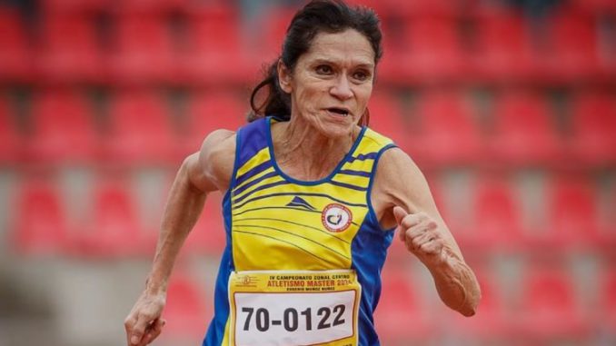 Sara Montecinos celebrando su victoria en el Mundial de Atletismo Máster tras ganar los 200 metros.