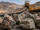 Personal minero analizando muestras de mineral de cobre en una planta de procesamiento en Chile